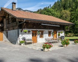 Authentique ferme en pierre avec étang et jardin