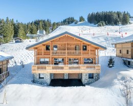Chalet skis aux pieds proche des pistes de La Croix-Fry
