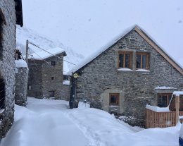 Épidote – Grand duplex 6 personnes dans une maison de village rénovée, skiroom chauffé & vue sur le glacier
