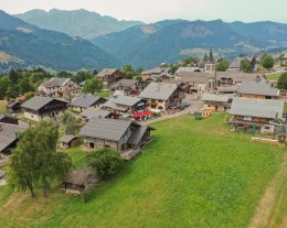 SUR LES PISTES et AU CENTRE du village