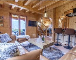 Vivez une expérience unique au Grand Massif : charme, confort, jacuzzi, sauna, et les pistes à portée de main vous attendent !