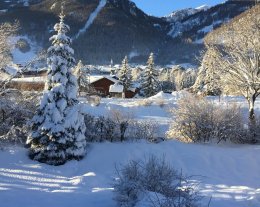**SUPERBE CHALET DE CHARME, 2mn à pied DEPART PISTES et ESF, DUPLEX AU BORD DE LA RIVIERE,6-8personnes